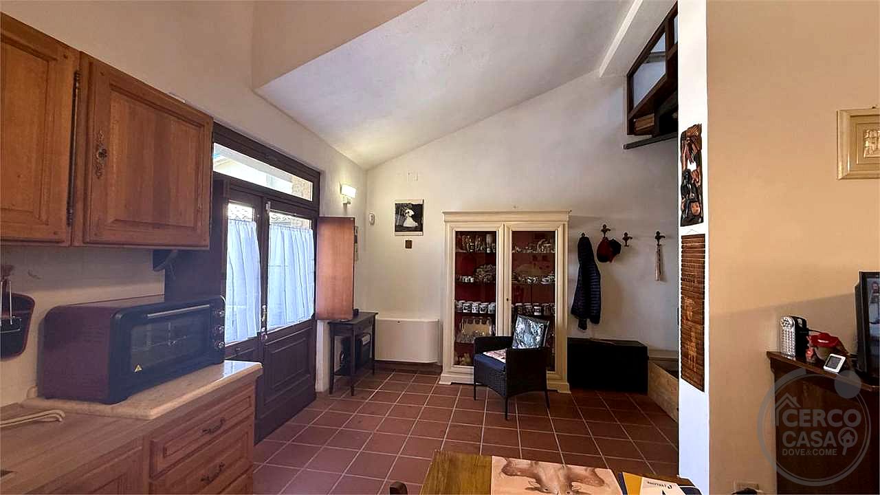 GIANO DELL'UMBRIA: CIELO-TERRA IN PIETRA CON CORTE ESCLUSIVA E DEPENDANCE