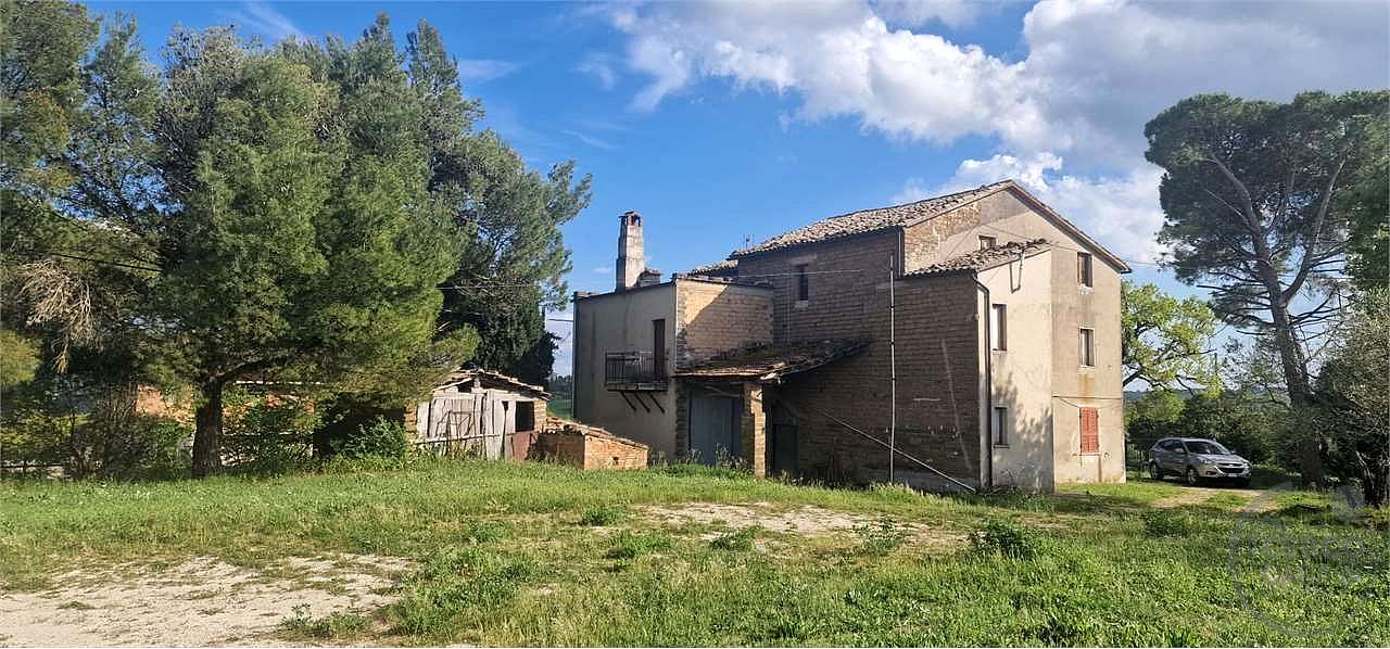 TODI - PESCIANO: CASA SINGOLA CON ANNESSI E TERRENO