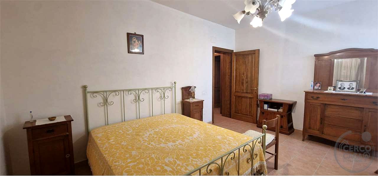 TODI - PESCIANO: CASA SINGOLA CON ANNESSI E TERRENO