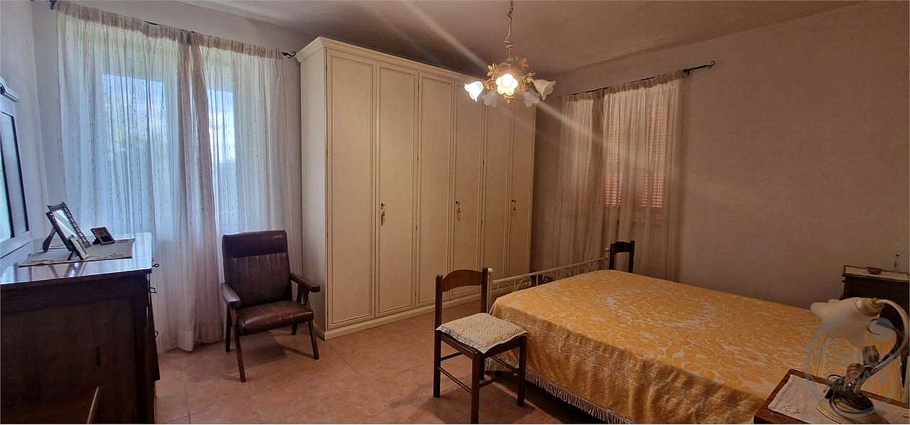 TODI - PESCIANO: CASA SINGOLA CON ANNESSI E TERRENO