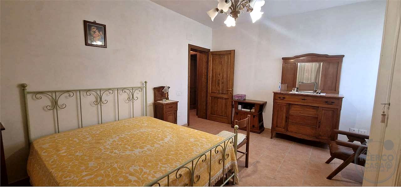 TODI - PESCIANO: CASA SINGOLA CON ANNESSI E TERRENO