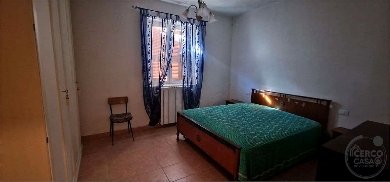 TODI - PESCIANO: CASA SINGOLA CON ANNESSI E TERRENO