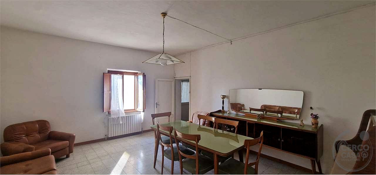 TODI - PESCIANO: CASA SINGOLA CON ANNESSI E TERRENO