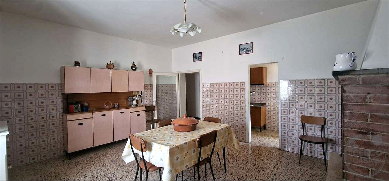 TODI - PESCIANO: CASA SINGOLA CON ANNESSI E TERRENO