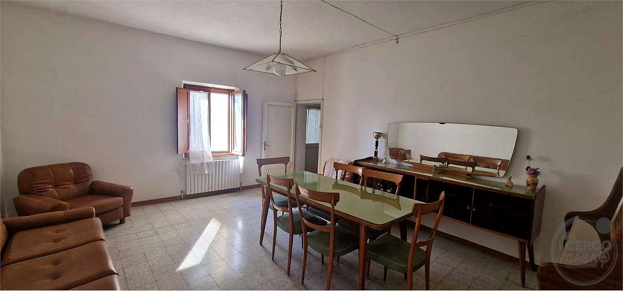 TODI - PESCIANO: CASA SINGOLA CON ANNESSI E TERRENO