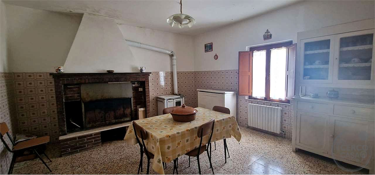 TODI - PESCIANO: CASA SINGOLA CON ANNESSI E TERRENO