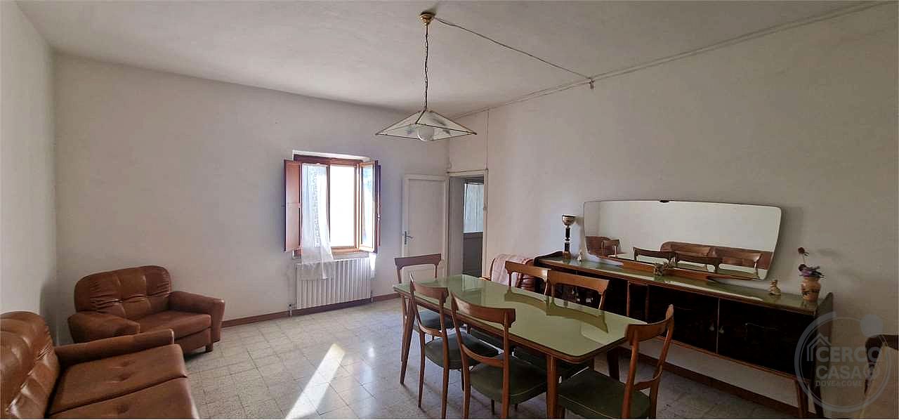 TODI - PESCIANO: CASA SINGOLA CON ANNESSI E TERRENO