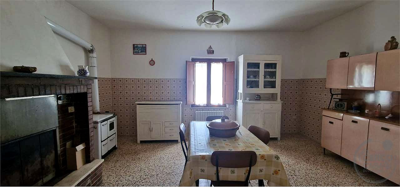 TODI - PESCIANO: CASA SINGOLA CON ANNESSI E TERRENO