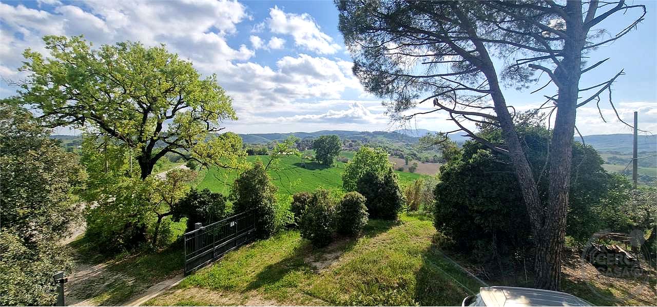 TODI - PESCIANO: CASA SINGOLA CON ANNESSI E TERRENO