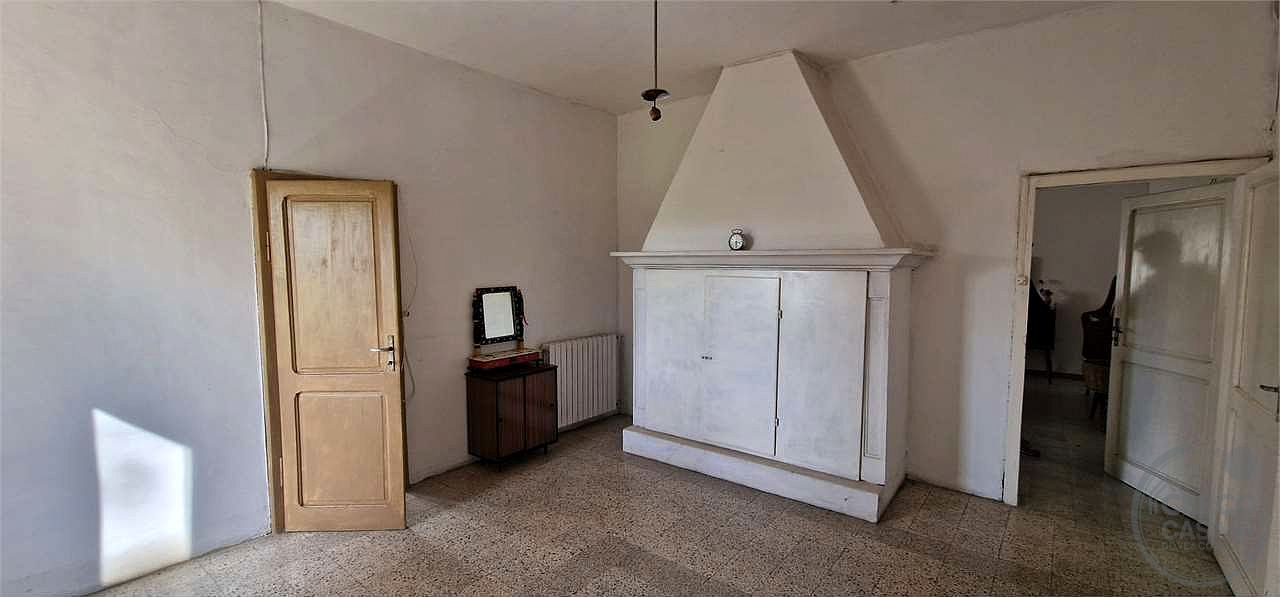 TODI - PESCIANO: CASA SINGOLA CON ANNESSI E TERRENO