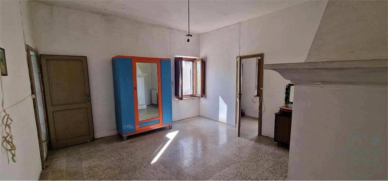 TODI - PESCIANO: CASA SINGOLA CON ANNESSI E TERRENO