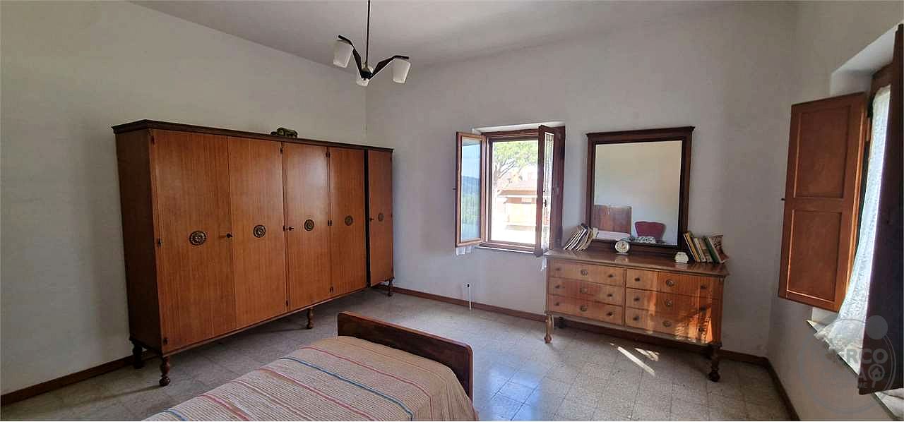 TODI - PESCIANO: CASA SINGOLA CON ANNESSI E TERRENO