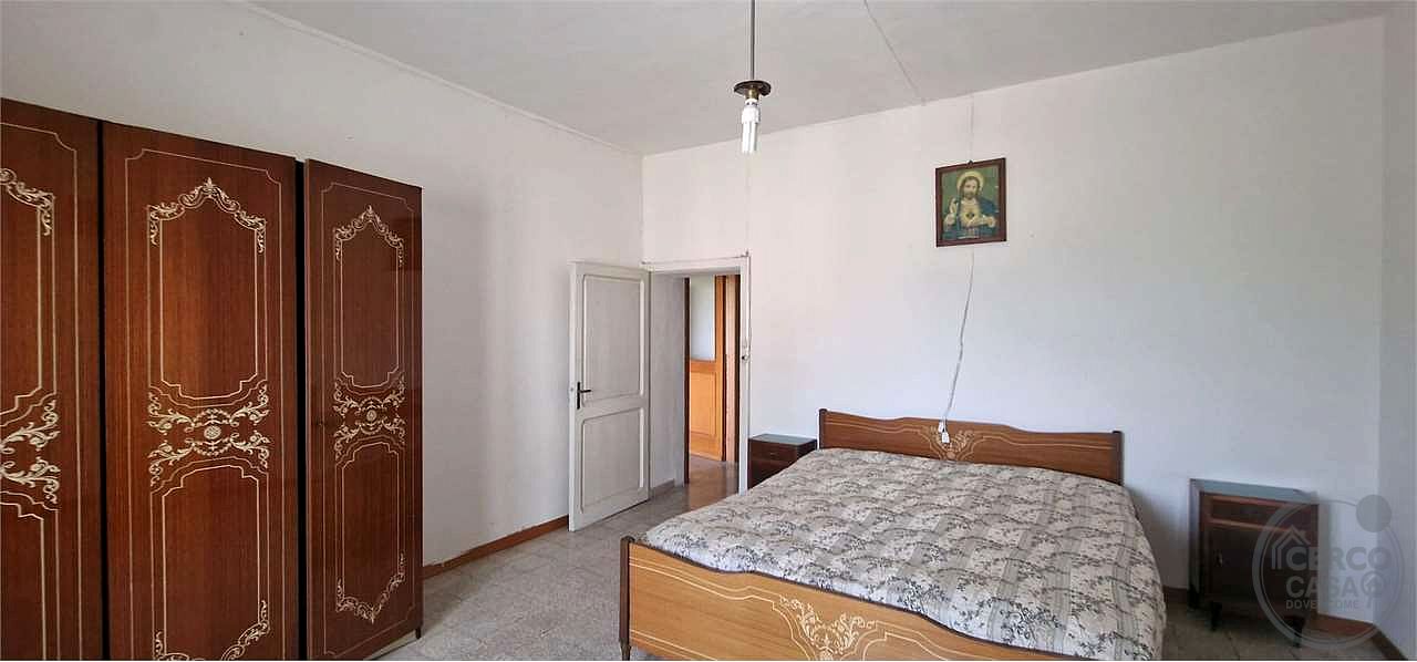TODI - PESCIANO: CASA SINGOLA CON ANNESSI E TERRENO