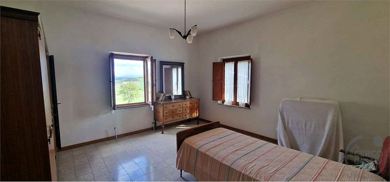 TODI - PESCIANO: CASA SINGOLA CON ANNESSI E TERRENO