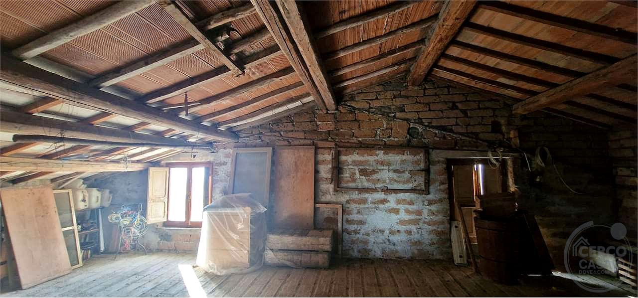 TODI - PESCIANO: CASA SINGOLA CON ANNESSI E TERRENO