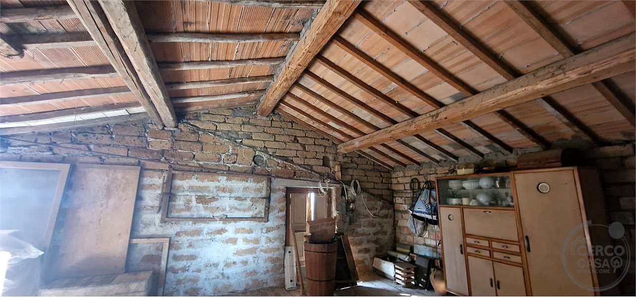 TODI - PESCIANO: CASA SINGOLA CON ANNESSI E TERRENO