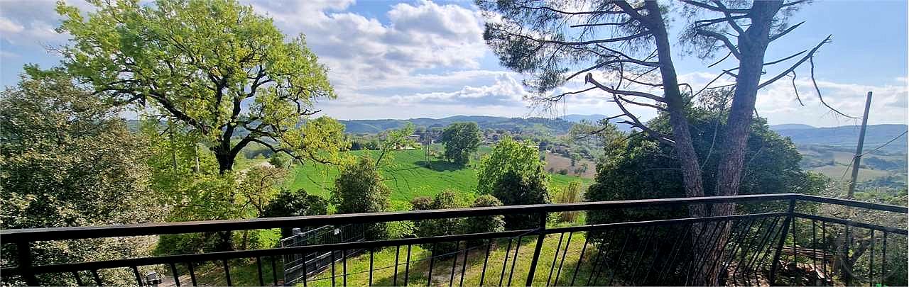 TODI - PESCIANO: CASA SINGOLA CON ANNESSI E TERRENO