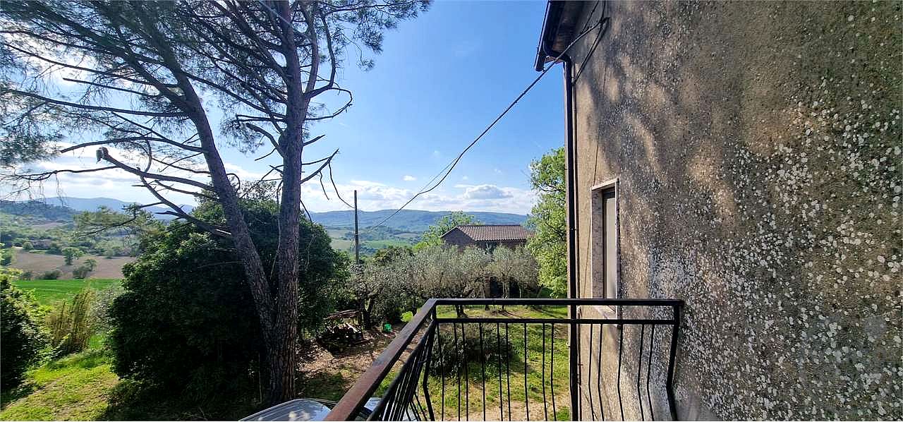 TODI - PESCIANO: CASA SINGOLA CON ANNESSI E TERRENO