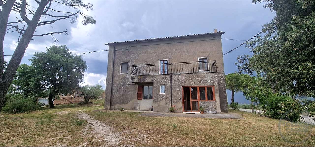 TODI - PESCIANO: CASA SINGOLA CON ANNESSI E TERRENO