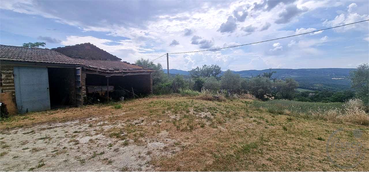 TODI - PESCIANO: CASA SINGOLA CON ANNESSI E TERRENO
