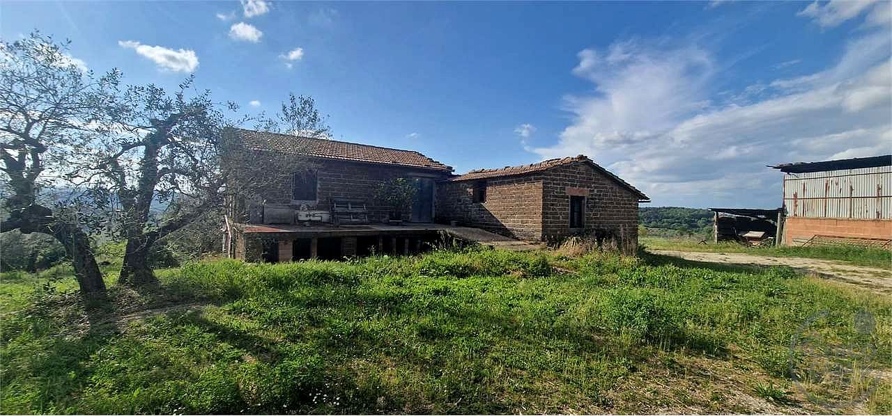 TODI - PESCIANO: CASA SINGOLA CON ANNESSI E TERRENO