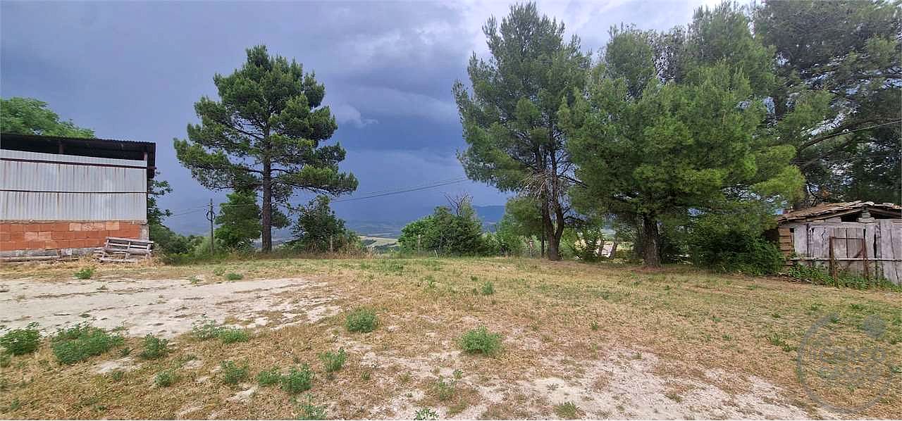 TODI - PESCIANO: CASA SINGOLA CON ANNESSI E TERRENO