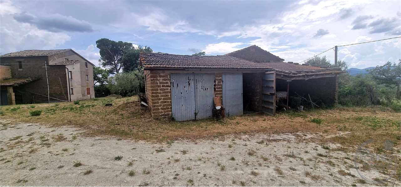 TODI - PESCIANO: CASA SINGOLA CON ANNESSI E TERRENO