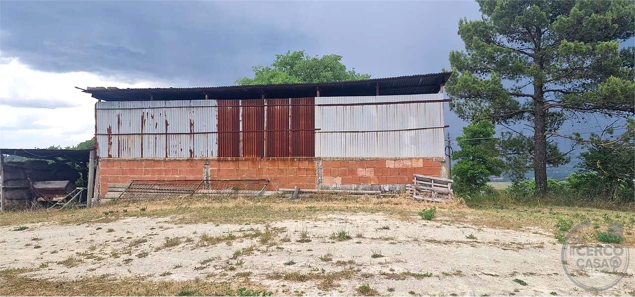 TODI - PESCIANO: CASA SINGOLA CON ANNESSI E TERRENO