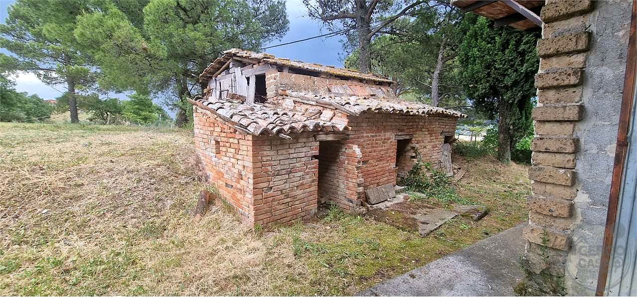 TODI - PESCIANO: CASA SINGOLA CON ANNESSI E TERRENO
