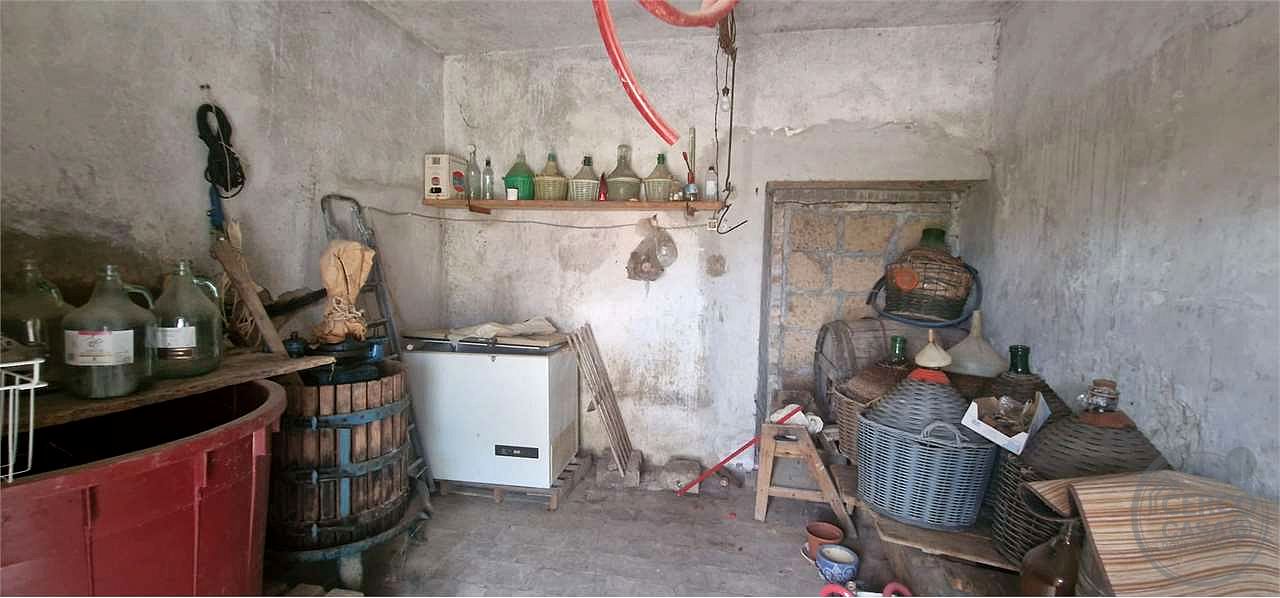 TODI - PESCIANO: CASA SINGOLA CON ANNESSI E TERRENO