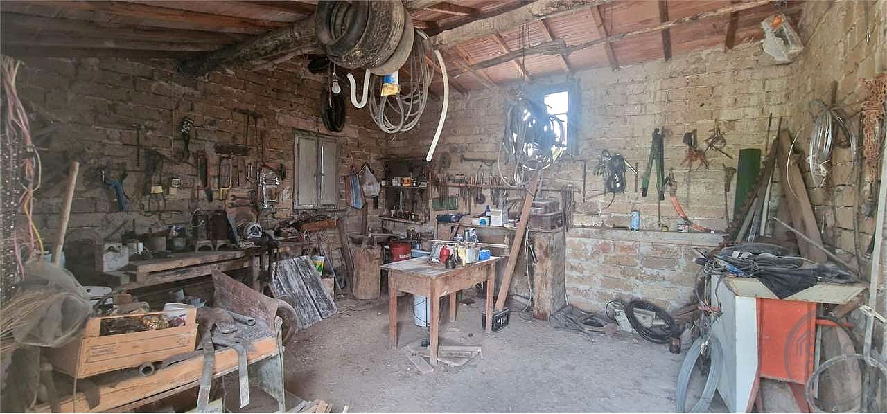 TODI - PESCIANO: CASA SINGOLA CON ANNESSI E TERRENO