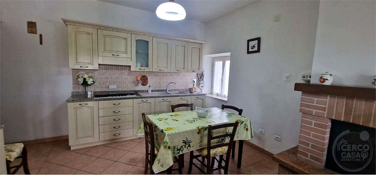 TODI - PESCIANO: CASA SINGOLA CON ANNESSI E TERRENO