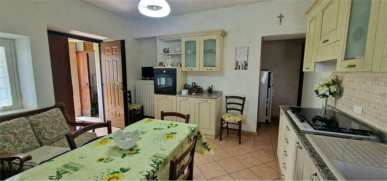 TODI - PESCIANO: CASA SINGOLA CON ANNESSI E TERRENO