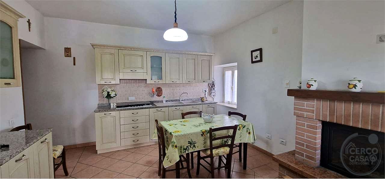 TODI - PESCIANO: CASA SINGOLA CON ANNESSI E TERRENO