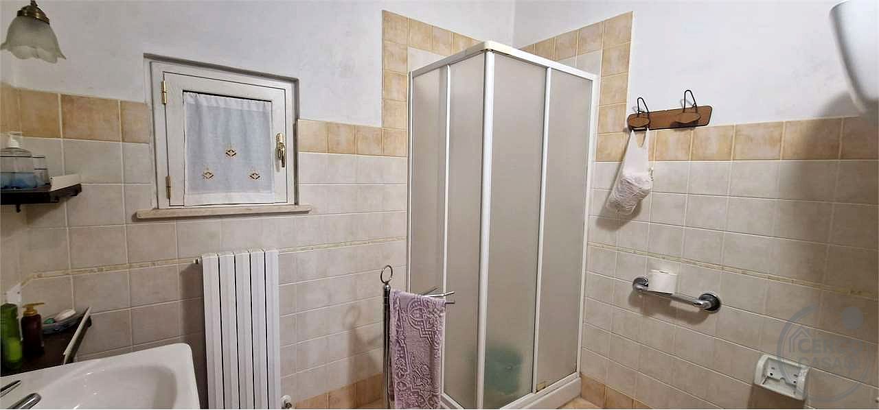TODI - PESCIANO: CASA SINGOLA CON ANNESSI E TERRENO
