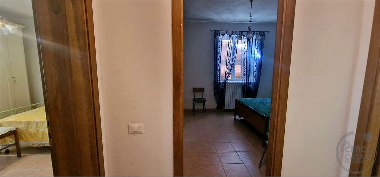 TODI - PESCIANO: CASA SINGOLA CON ANNESSI E TERRENO