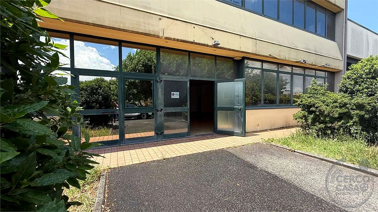 TODI - PIAN DI PORTO: AMPIO LOCALE COMMERCIALE AL PIANO TERRA