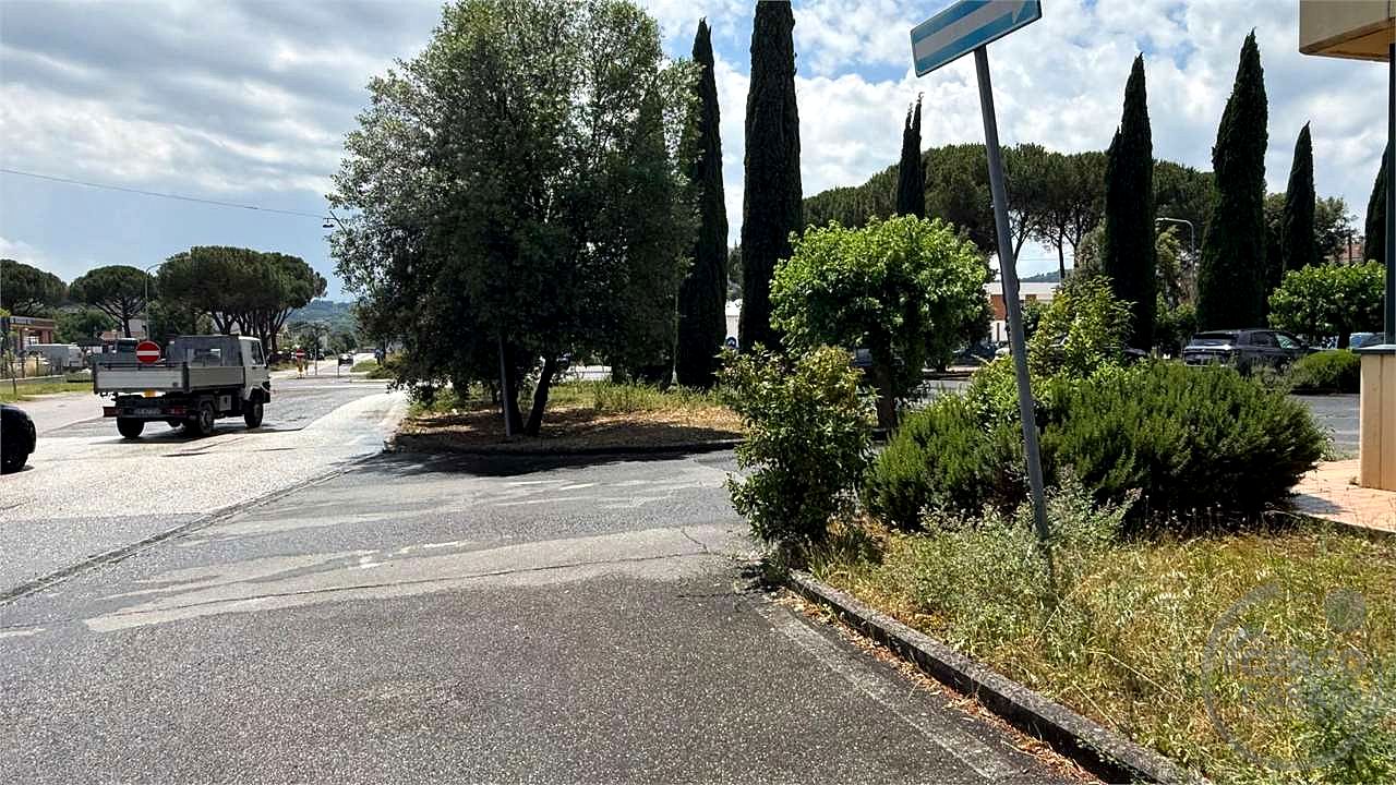 TODI - PIAN DI PORTO: AMPIO LOCALE COMMERCIALE AL PIANO TERRA