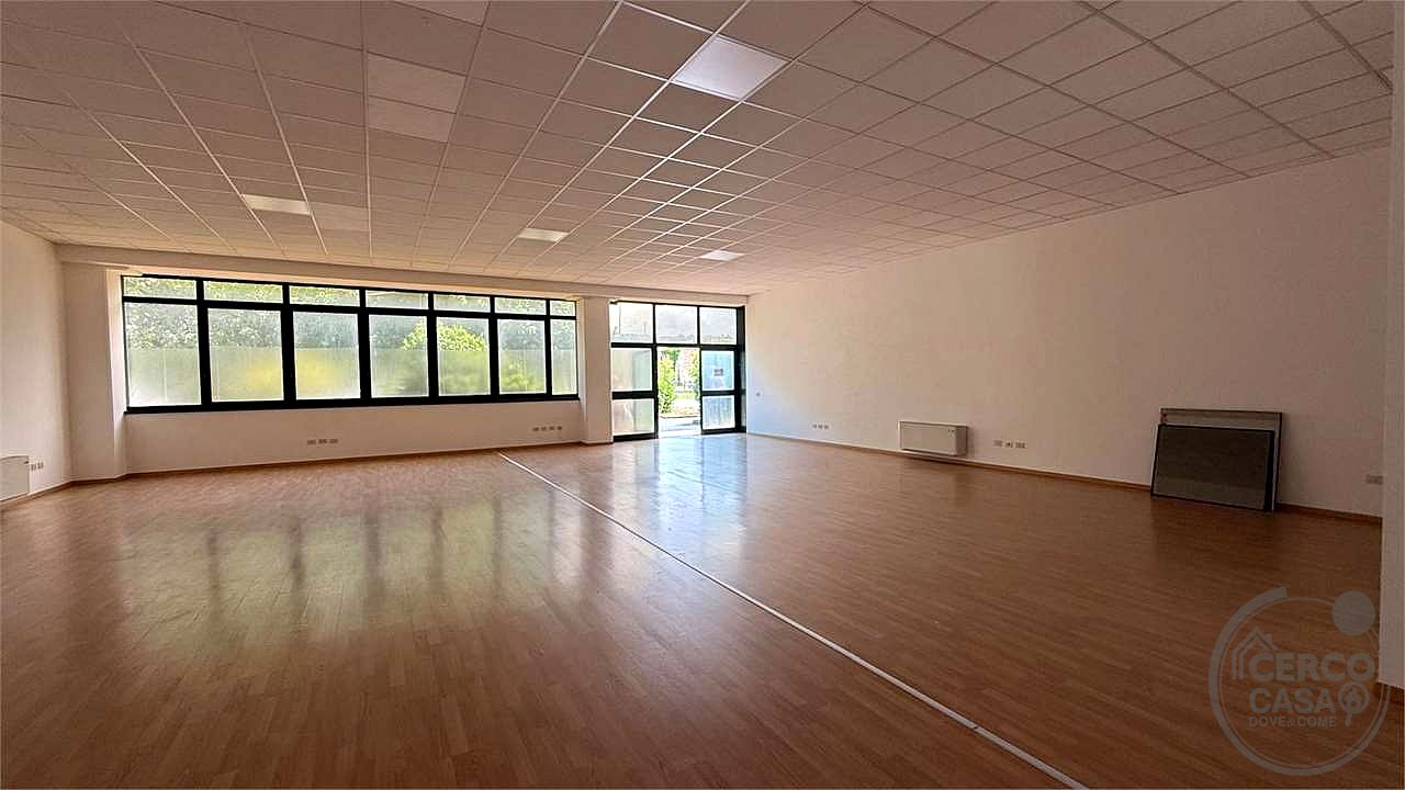 TODI - PIAN DI PORTO: AMPIO LOCALE COMMERCIALE AL PIANO TERRA