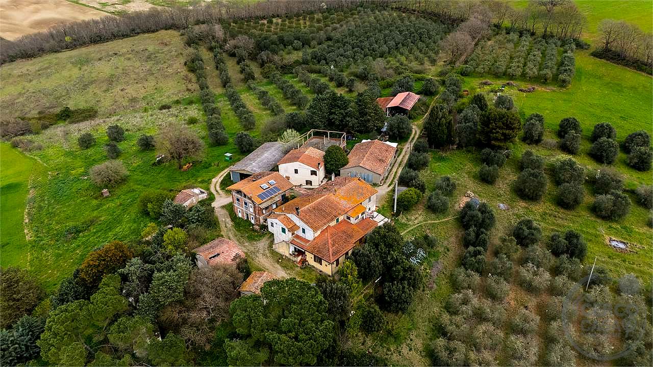 CINIGIANO: TENUTA AGRICOLA CON VISTA SUL MONTE AMIATA
