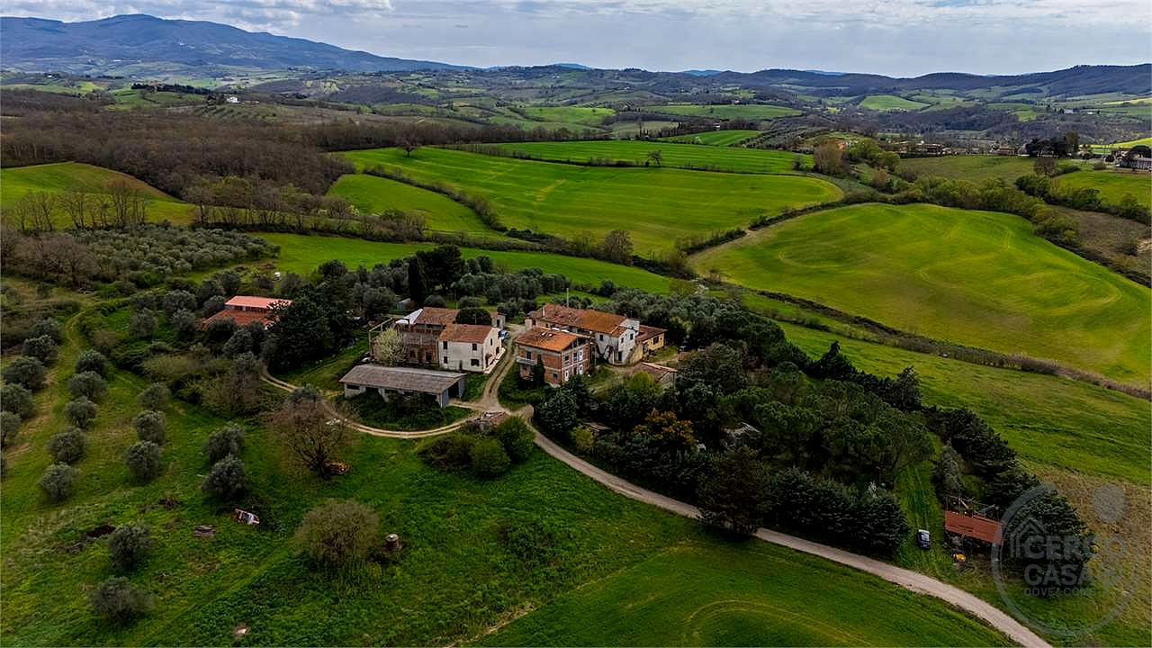 CINIGIANO: TENUTA AGRICOLA CON VISTA SUL MONTE AMIATA
