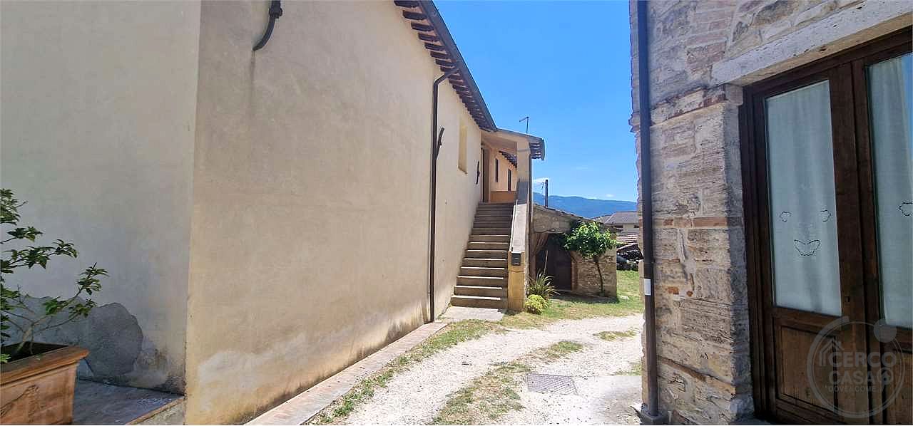 MASSA MARTANA - CASTEL RINALDI: APPARTAMENTO ARREDATO CON GARAGE