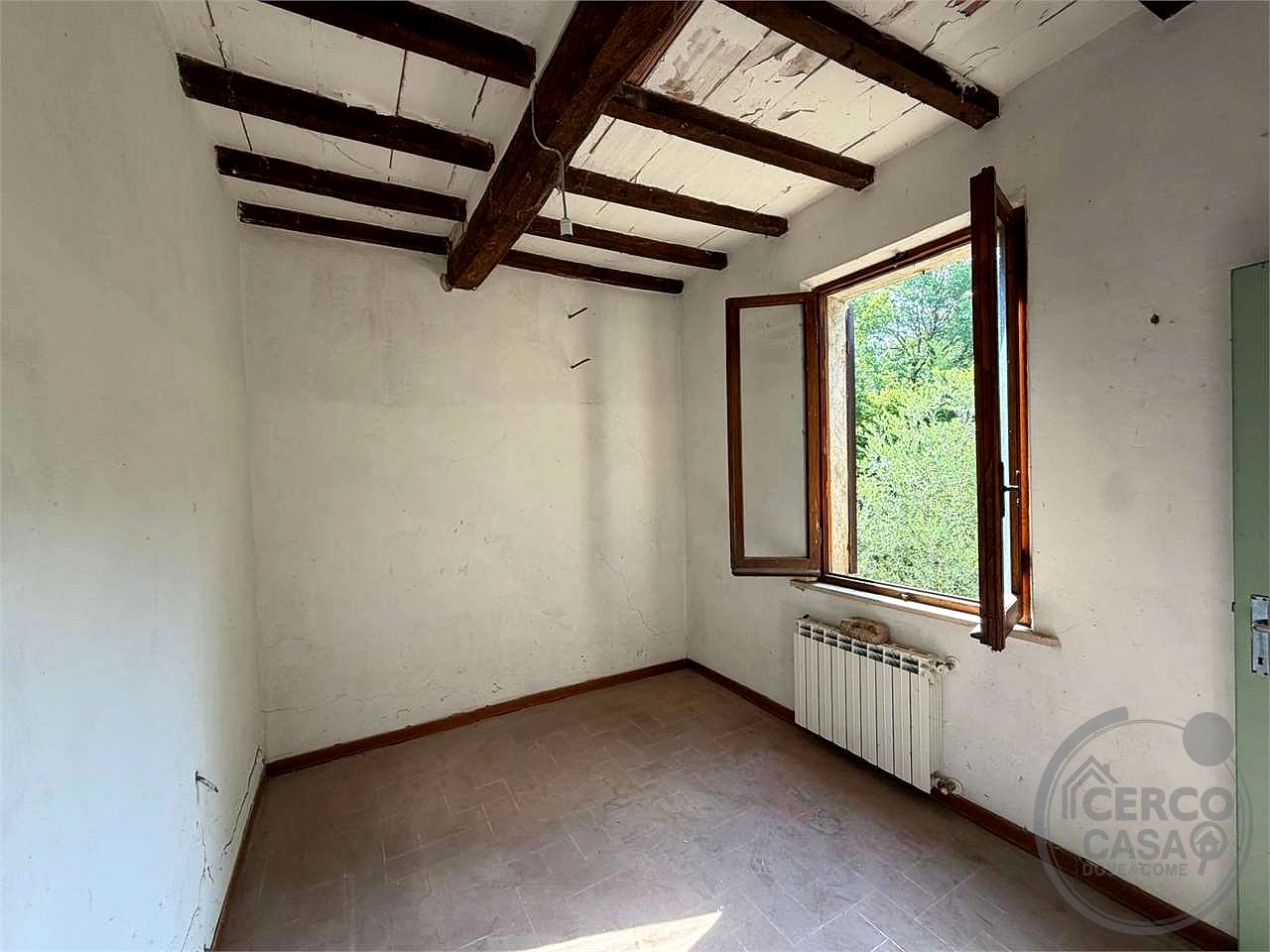 TODI: CASALE CON TERRENO IN POSIZIONE COLLINARE