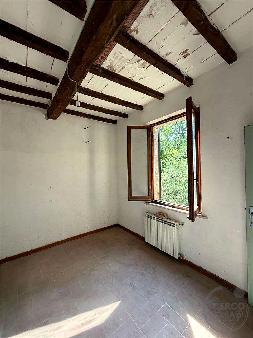TODI: CASALE CON TERRENO IN POSIZIONE COLLINARE