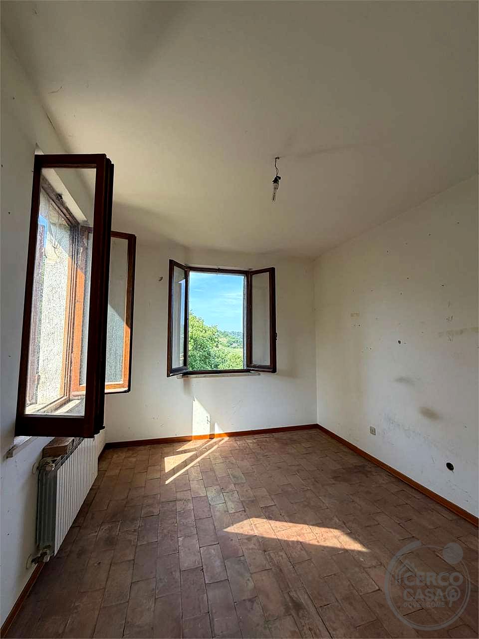 TODI: CASALE CON TERRENO IN POSIZIONE COLLINARE