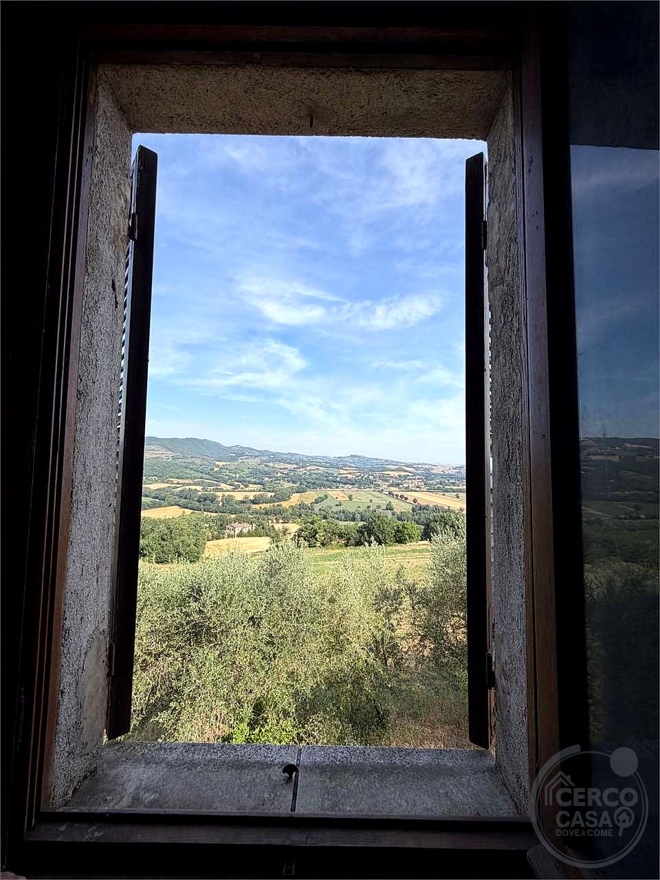 TODI: CASALE CON TERRENO IN POSIZIONE COLLINARE
