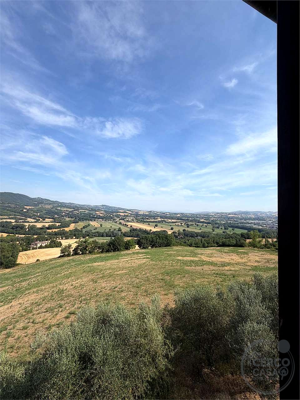 TODI: CASALE CON TERRENO IN POSIZIONE COLLINARE