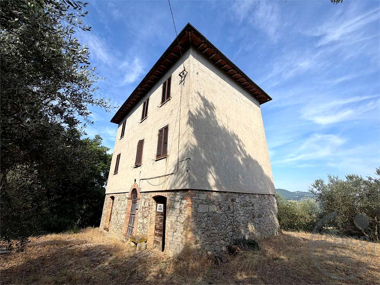 TODI: CASALE CON TERRENO IN POSIZIONE COLLINARE