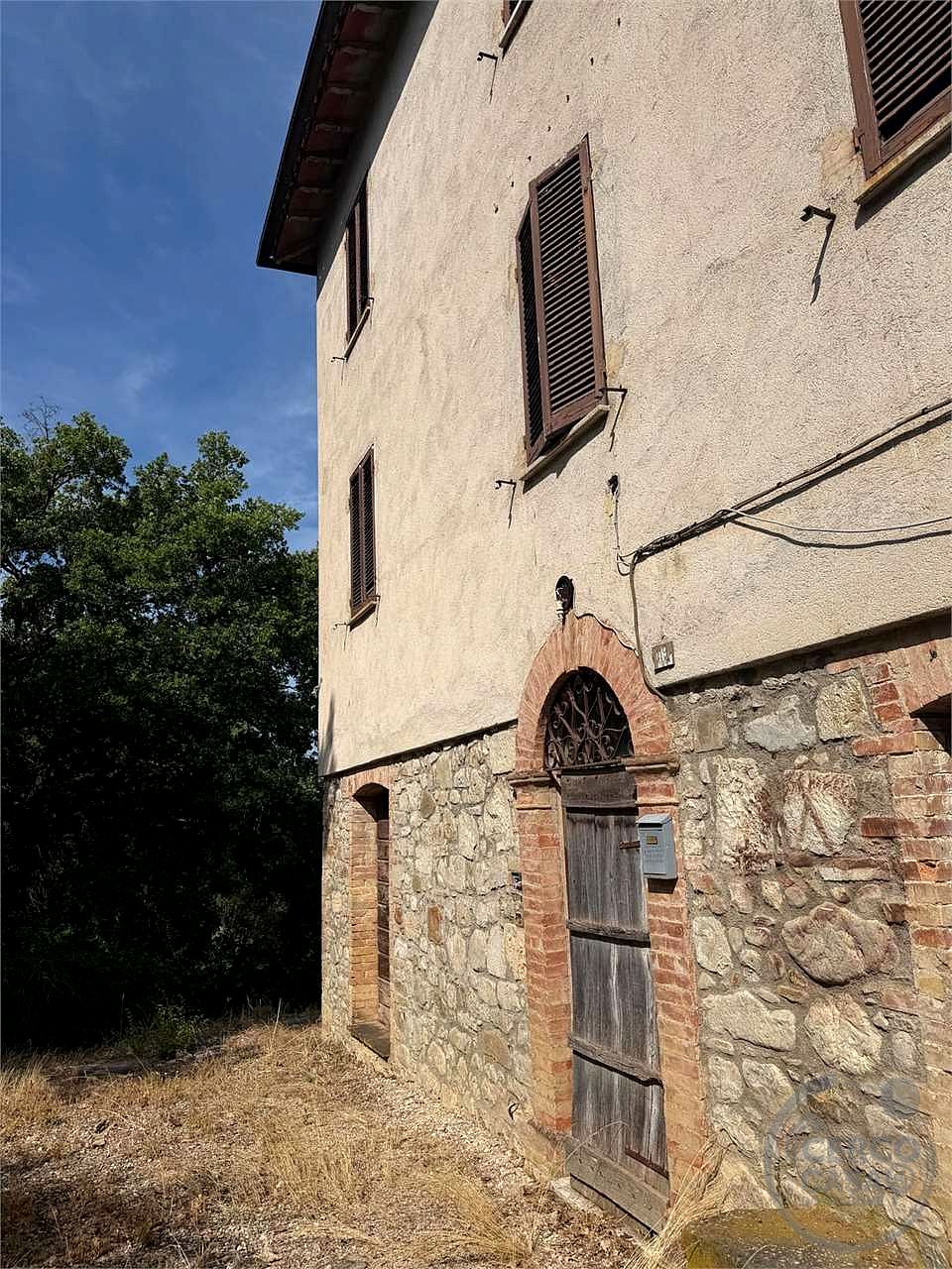 TODI: CASALE CON TERRENO IN POSIZIONE COLLINARE