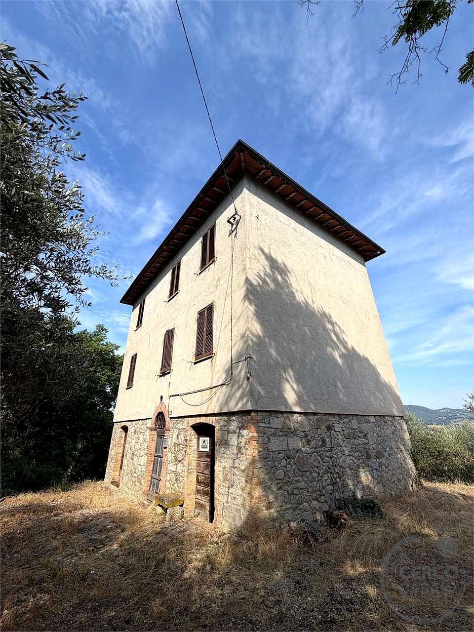 TODI: CASALE CON TERRENO IN POSIZIONE COLLINARE